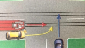 Întrebarea la care pică majoritatea şoferilor. Cine trece primul prin intersecţie?