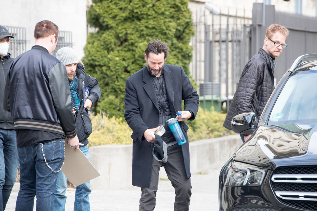 Keanu Reeves surprins în timp ce iese din hotelul său și dă autografe fanilor ( foto Profimedia )