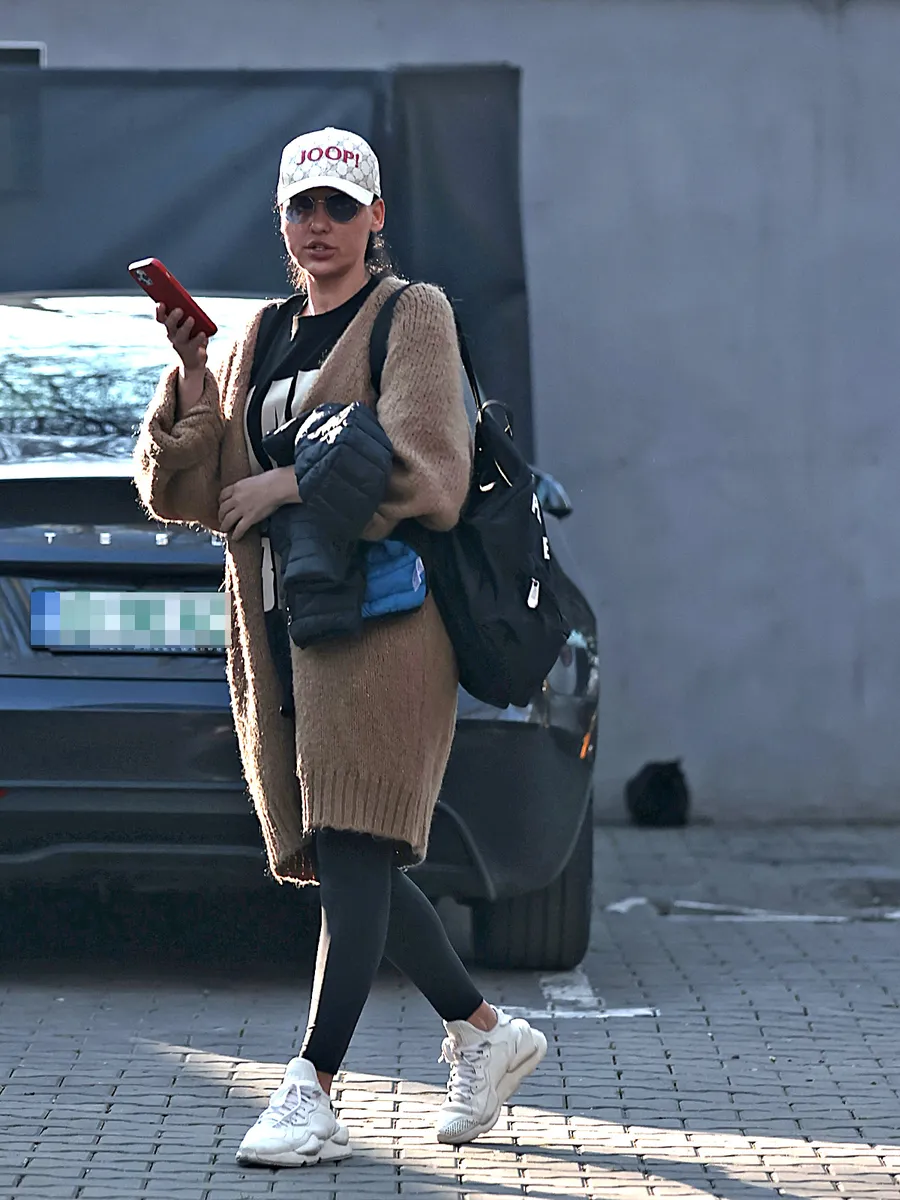 Lavinia a stat mai tot timpul cu telefonul în mână