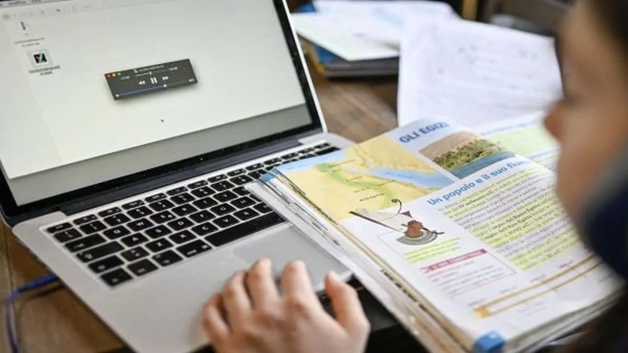 Ministerul Educației a introdus declarația pe propria răspundere pentru școala online