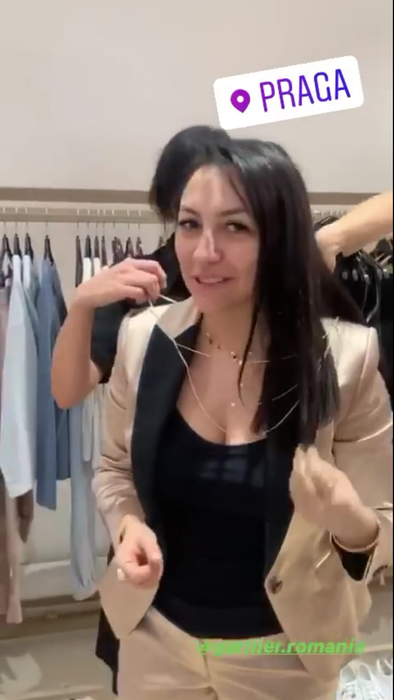 Andra, filmată nemachiată în Praga. Unii dintre oameni au fost uimiți de felul în care arată artista naturală, iar alții au criticat-o