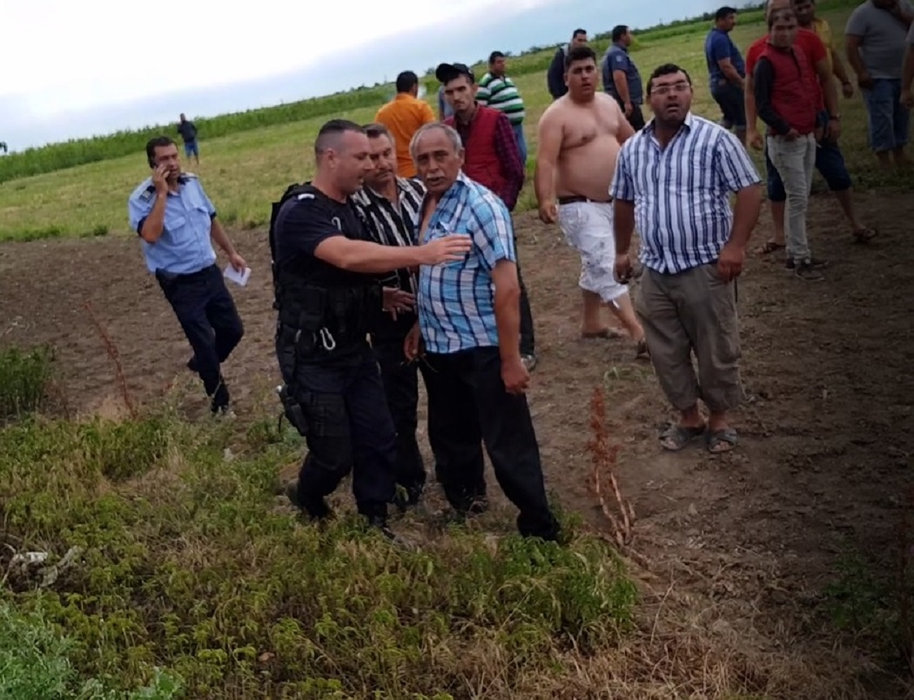 Aproximativ 20 de rude ale bărbatului rănit în accident au tăbărât pe jurnalist