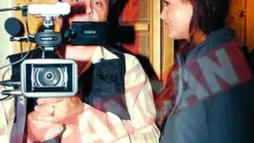 Iri a impartit, o noapte, canapeaua cu o blonda