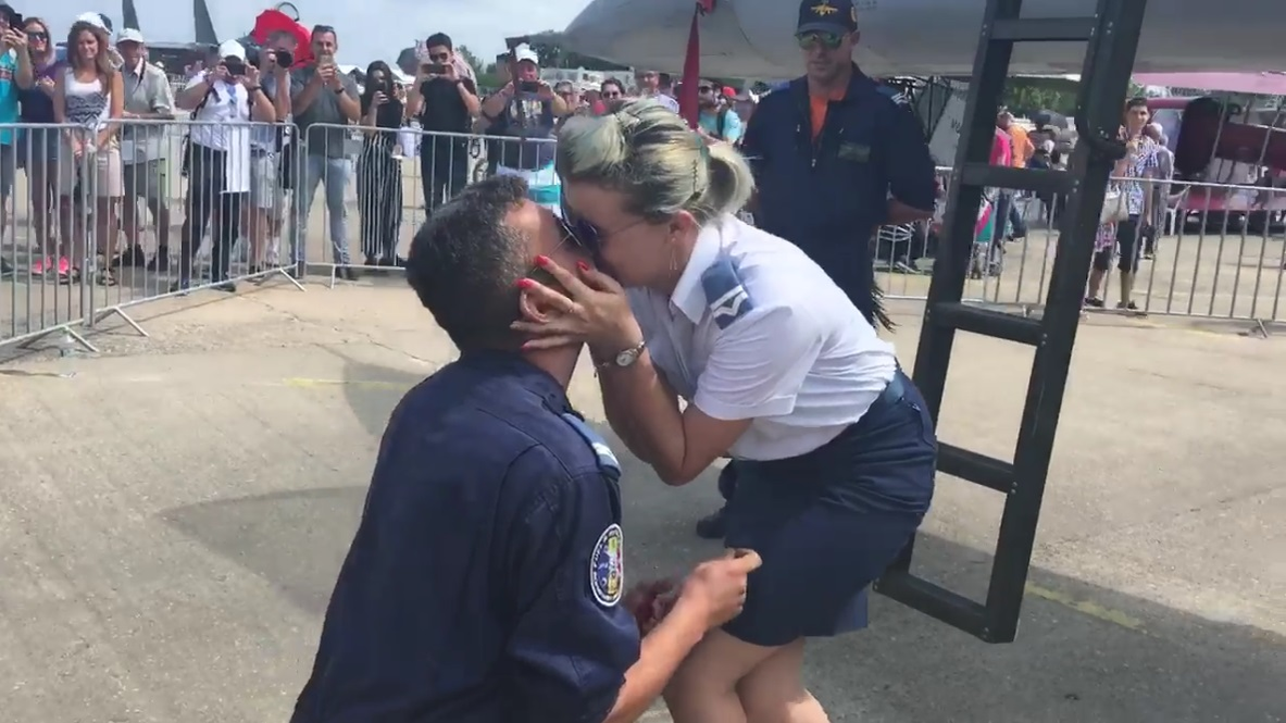 Lacrimi și emoții la BIAS 2018! Un angajat al Forțelor Aeriene Române a îngenuncheat și a cerut-o de soție pe iubita lui