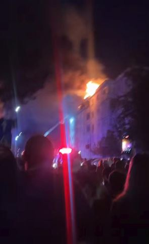Incendiu de proporții în Suceava! Mansarda unui bloc a fost mistuită de flăcări