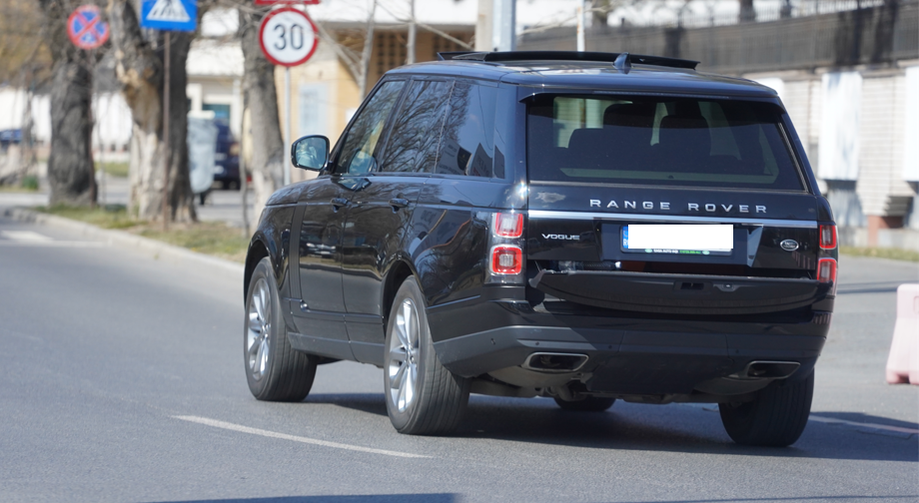 Cristina Rus a dat o tură de Capitală fără să-și asigure portbagajul (Foto: CANCAN.RO)