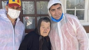 Caz inedit în Giurgiu! Un primar s-a fotografiat îmbrățișând bătrânii cărora le-a dus alimente! „Este regretabil ce a făcut”
