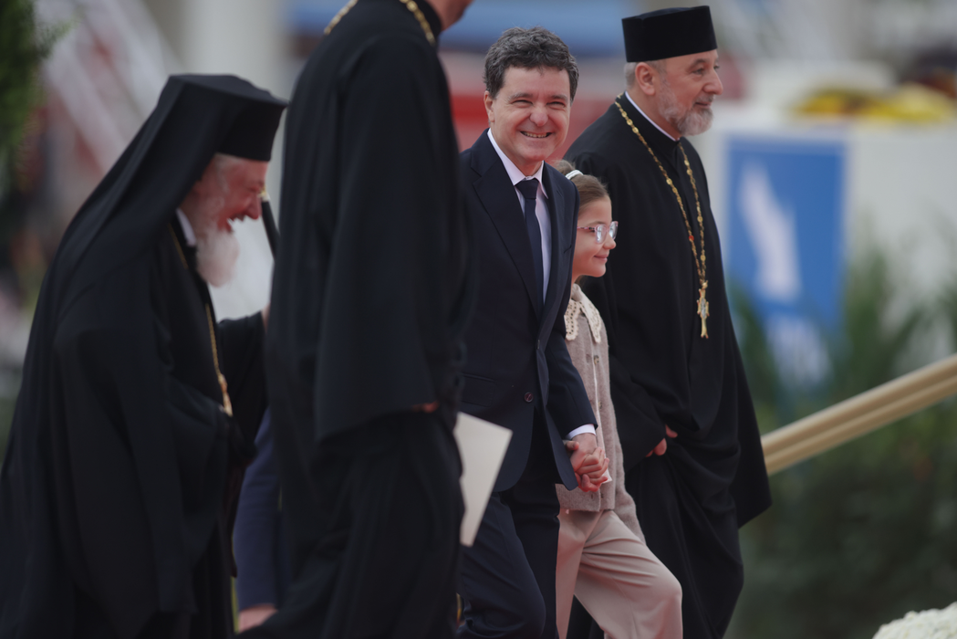 HAUL cu surprize! Ce au găsit Becali și Nicușor Dan în punguțele primite la sfințirea Catedralei