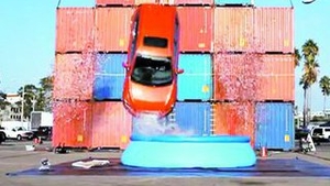 Lansare auto la propriu si la figurat. Bungee jumping cu masina