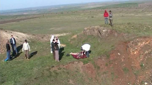 Tragic! Un bebeluş a fost găsit mutilat, fără mâini şi un picior, pe un câmp, în judeţul Covasna!