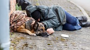 Un bărbat, umilit și lăsat în frig de Primăria Cluj-Napoca. Povestea acestuia este emoţionantă!
