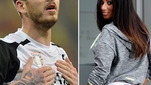 Râzi cu lacrimi! Fotbalistul Denis Alibec a vrut s-o agaţe pe Roxana Vancea pe Facebook, iar bruneta a făcut publica discuţia 