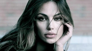 Mădălina Ghenea suferă cumplit! Tristă si nostalgică, bruneta a izbucnit in lacrimi amare. Să fie Gerard Butler de vină?