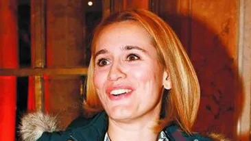 Esca pozeaza doar pentru sotul ei