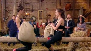 Bombele sexy din ”Ferma”, Ioana Filimon și Otilia Bilionera, au ajuns la duel! Care dintre ele a fost eliminată