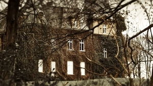 Căuta o nouă casă și a descoperit o locuință extrem de bizară! Totul bine în exterior, iar în subsol o închisoare