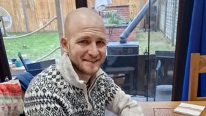 Tânărul din imagine și-a organizat petrecerea de înmormântare, încă din timpul vieții. Motivul pentru care a recurs la acest gest îți rupe inima!