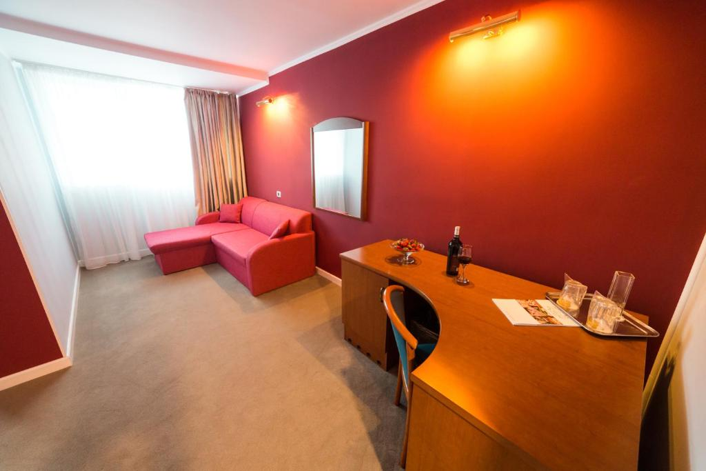 Suma e colosală! Câți lei costă o noapte de cazare în hotelul de 4 stele al lui Cristi Borcea din Mamaia. Micul-dejun, prânzul și cina sunt incluse în preț