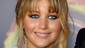 A comis-o din nou! Jennifer Lawrence a cazut pe covorul rosu, la fel ca anul trecut! Momentul jenant a facut inconjurul lumii