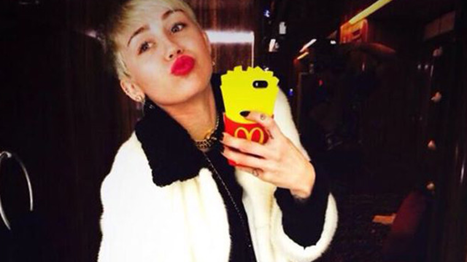 VIDEO Toti fanii visau sa o vada asa! Miley Cyrus, imbracata sumar in timp ce se "prosteste" alaturi de sora ei