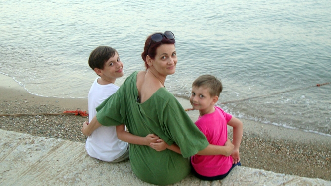 Elvira Deatcu, vacanta intr-un sat pescaresc din Grecia: "Este un loc foarte linistit, care ne aminteste de Vama Veche"