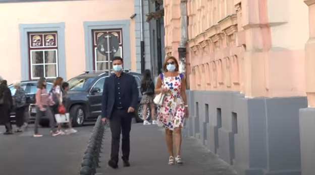 Cum s-a îmbrăcat Carmen Iohannis în prima zi de şcoală, la Sibiu. Soţia preşedintelui Klaus Iohannis, ţinută nepotrivită? Cum arăta rochiţa