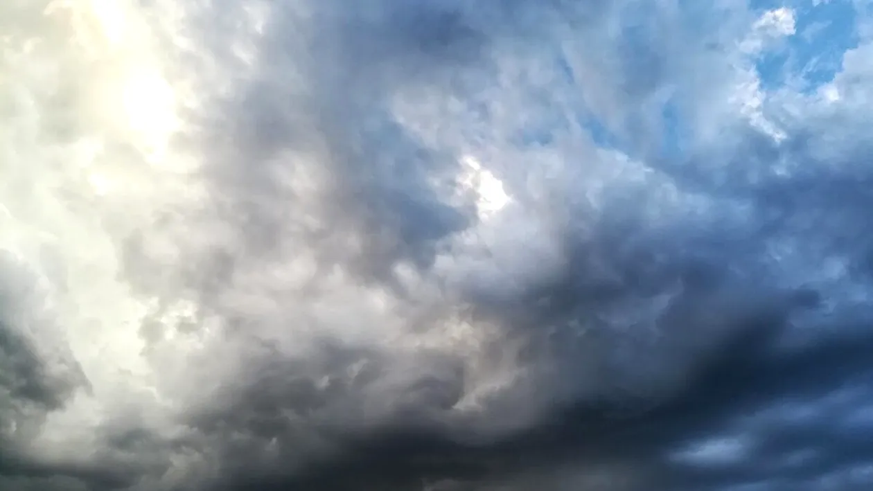 Primăvara întârzie să apară! Cod galben de vânt și vreme rea în toată țara: ninsori, polei și brumă