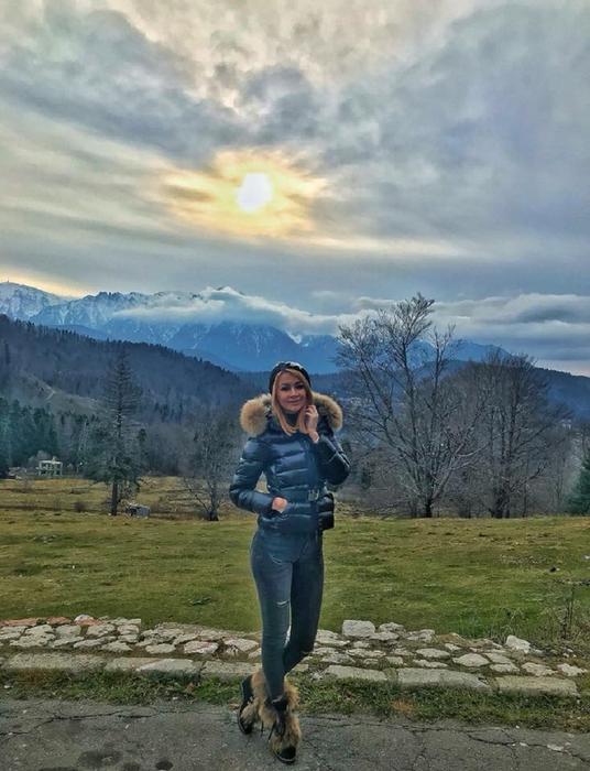 Denisa de la „Bambi”, privelişte de milioane! A renunţat la sutien şi a arătat tot ce are mai frumos prin bluza prea subţire