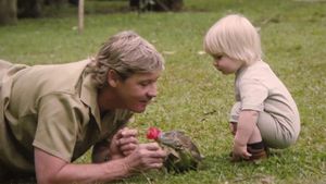Îl mai ţineţi minte pe STEVE IRWIN, "Vânătorul de crocodili"? Cum arată fiul lui Robert, care are acum 13 ani. Asemănarea cu tatăl său este uluitoare!