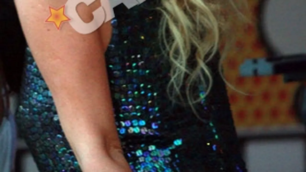 Cat de urata poate fi Delia? Uite cum isi bate joc de fata ei