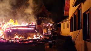 VIDEO. Schitul Sfântul Ierarh Modest , în flăcări! Accesul cu mașinile pompierilor nu a fost posibil din cauza drumului