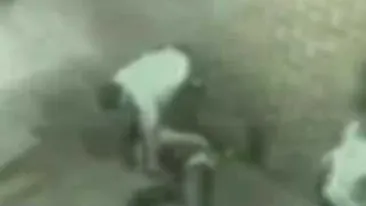 VIDEO Un politist ii indeasa furtunul de apa pe gat unui suspect ca sa obtina o marutrie