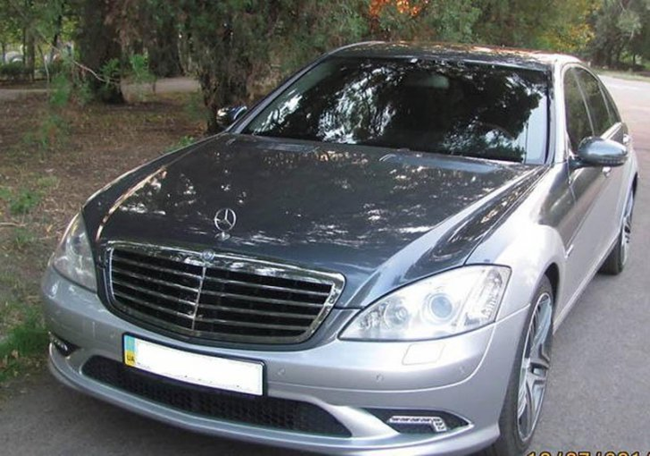 Cum şi-a TĂIAT Mercedesul ca să semene cu cea mai tare limuzină nemţească! Imagini uimitoare dintr-un garaj dărăpănat!