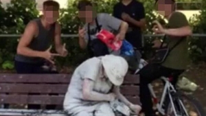 Patru adolescenți au atacat cu ouă și făină o femeie cu dizabilități! Tinerii s-au lăudat pe internet cu fapta lor