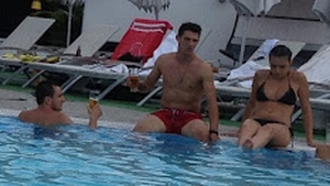 Gabi Matei, fostul iubit al Madalinei Pamfile, nu este atras de fotbal! In timpul liber se distreaza cu femei si bere la piscina!