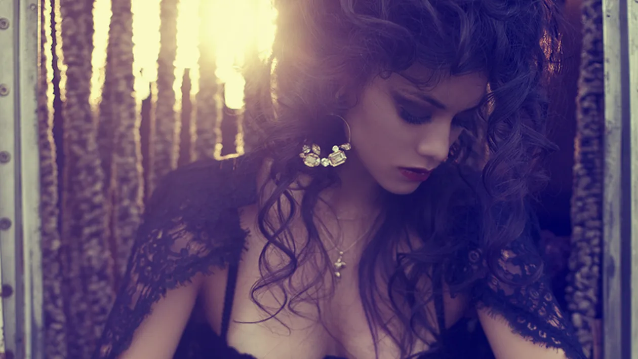 Din ratusca cea urata s-a transformat in lebada. La liceu purta ochelari ca tocilarii, iar acum pozeaza sexy