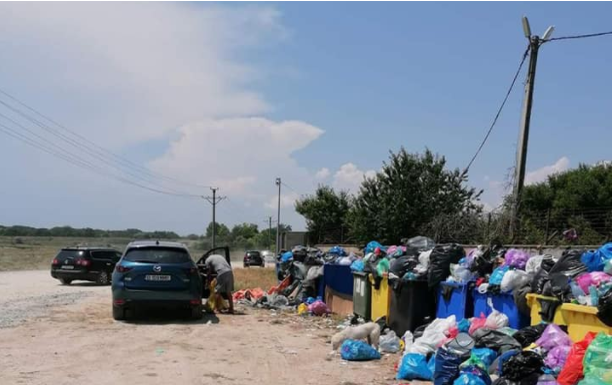Dezastru pe litoralul românesc după cel mai aglomerat weekend! Turiștii au lăsat pe plajă o mare de gunoaie, chiștoace și chiar lenjeria intimă