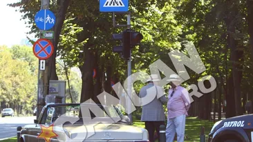Si-au parcat Rolls-ul si Mercedesul unul langa altul si s-au oprit sa stea de vorba! Milionarii Bibi Galan si Marian Alecu au pus tara la cale la un colt de strada