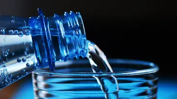 Caz ireal în Marea Britanie! Un bărbat a consumat câte 10 litri de apă, zilnic, timp de 2 ani. Descoperirea tulburătoare a medicilor