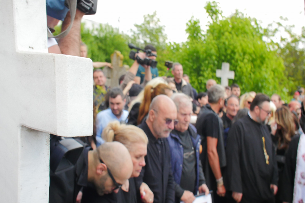 Mama lui Răzvan Ciobanu, îngenuncheată de durere la mormântul designerului. Elena s-a prăbușit după ce sicriul a fost băgat în groapă