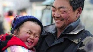 FOTO Micutul chinez legat cu lanturi de un stalp a fost inscris la scoala