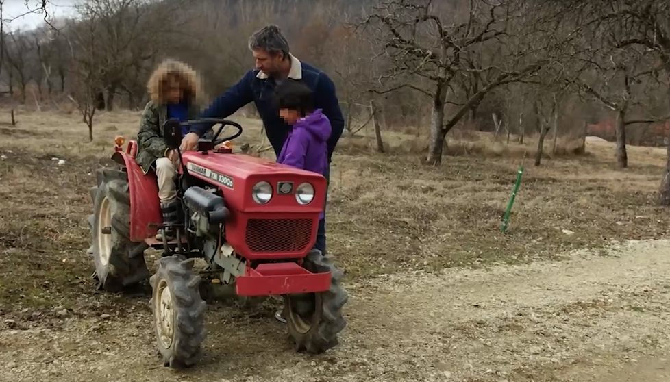 Ce și-a cumpărat Dragoș Bucur pentru gradină. Copiii au strigat la Dana Nălbaru imediat: „Mami, mami!”