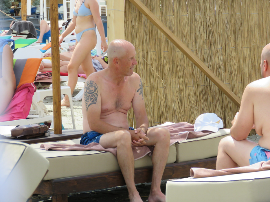Mugur Mihăescu, la un dialog cu amicul lui, pe plaja din Mamaia (Foto: CANCAN.RO)