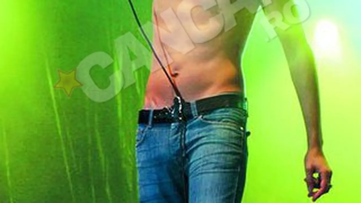 VIDEO Tudor Chirila nu a putut canta cu papionul la gat! A tinut sa se dezbrace de patru ace