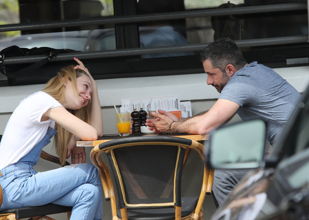 Ștefan Lungu s-a bucurat de compania unei blonde la terasă