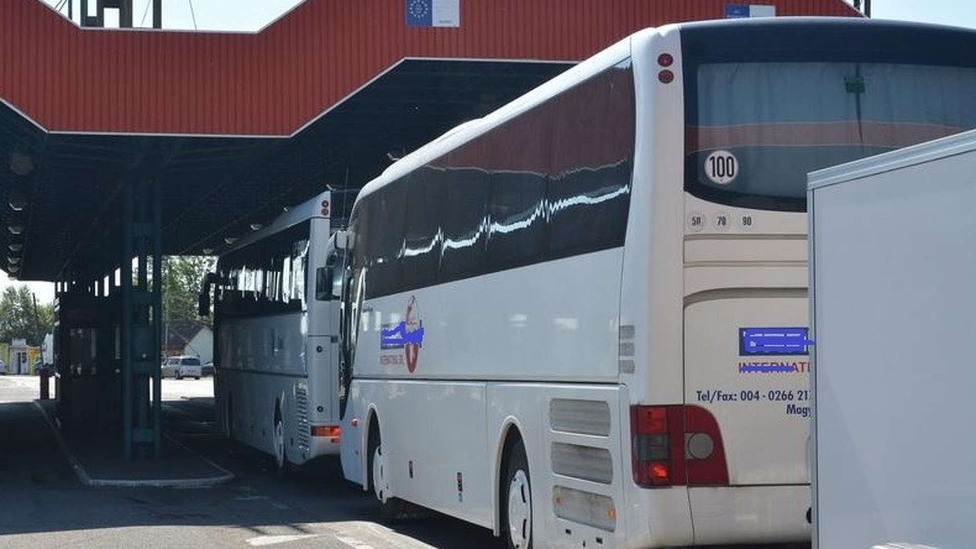 Un autocar plin cu români, venit din Italia, a fost oprit la vamă. Pasagerii, băgați în carantină