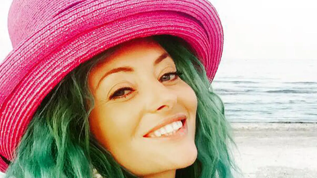 Hot de tot! Delia isi arata fesele la plaja!