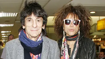 Ronnie Wood a primit acceptul socrului sa se insoare