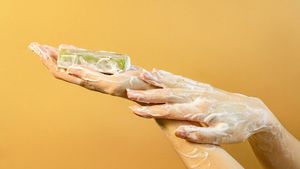 Secretul din spuma de pe mâini: cum distruge săpunul bacteriile și virusurile fără să ne dăm seama