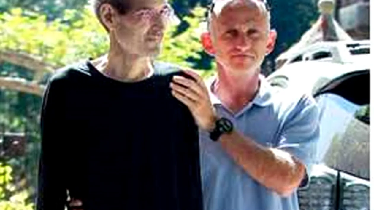 Steve Jobs distrus de cancer! Uite cum arata desfigurat de boala si imbracat intr-o ROCHIE neagra